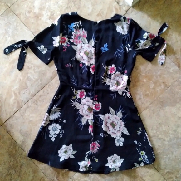 Leith Short Sleeve Floral mini dress, size Medium - Picture 4 of 8